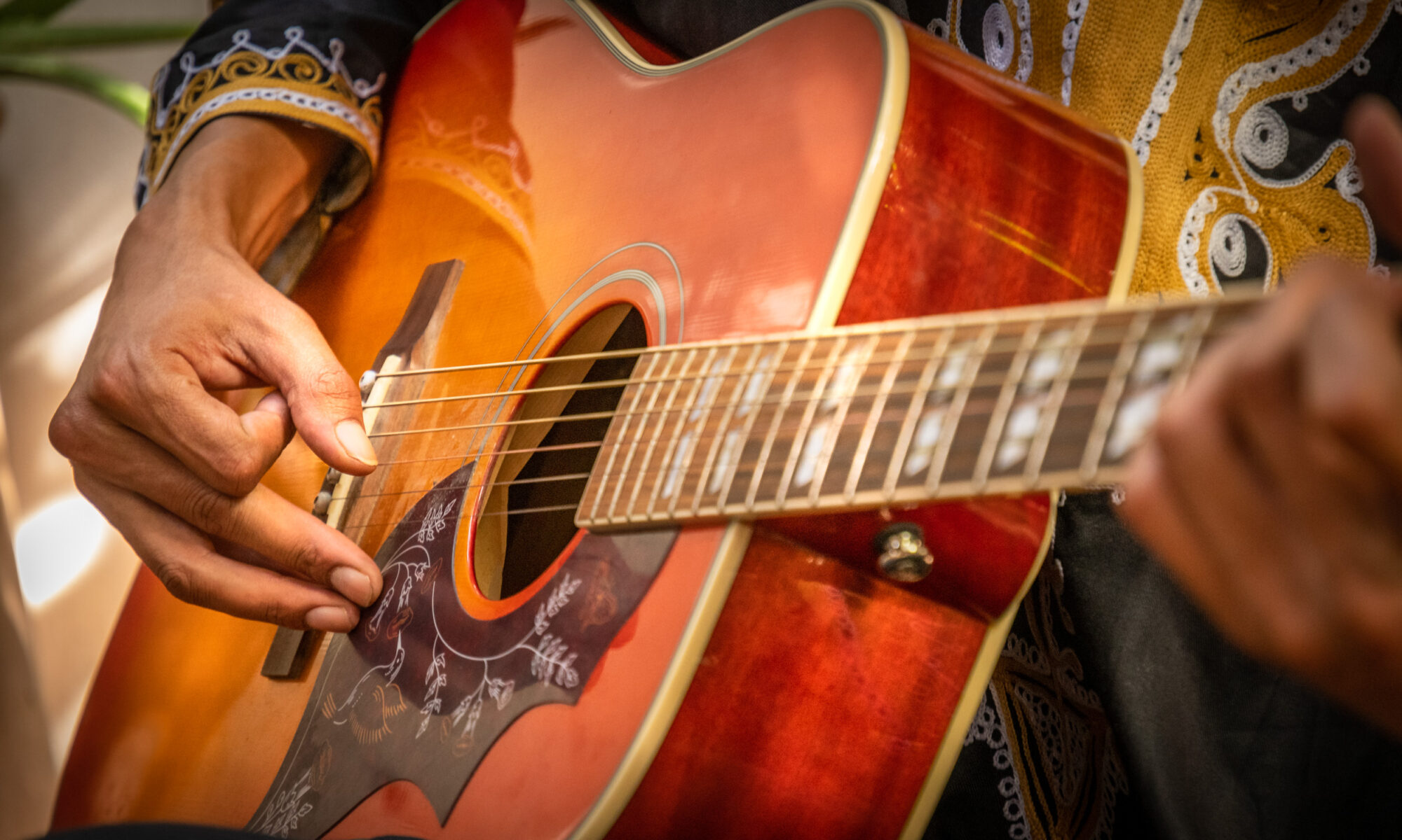 Gitarre der marokkanischen Band "Awal n_aitma"