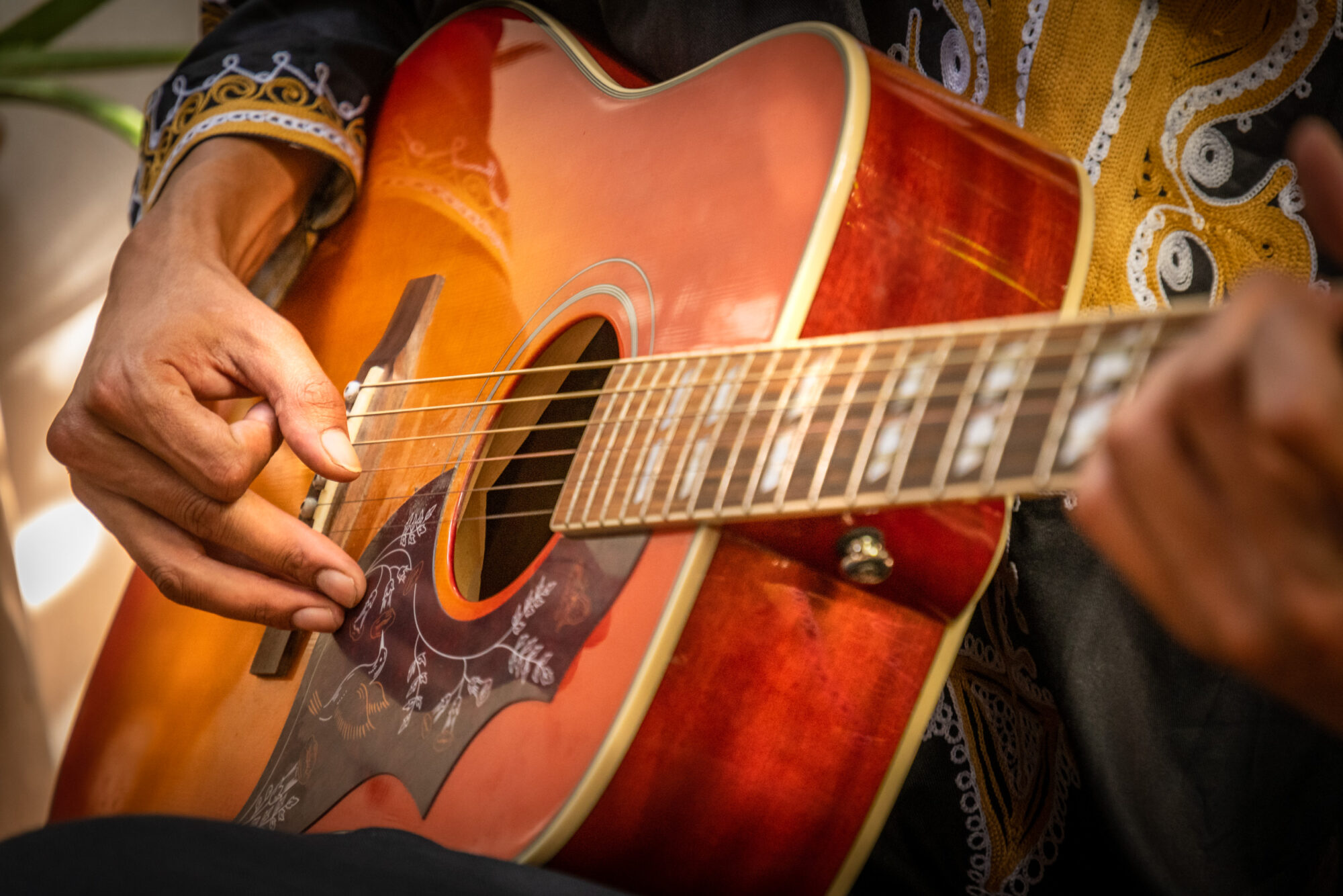 Gitarre der marokkanischen Band "Awal n_aitma"